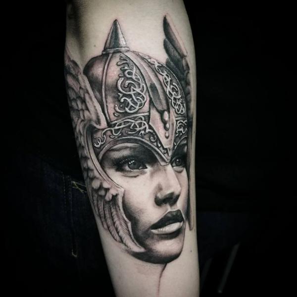 Divine Macabre (Lindsay Mcguire) - Tattoo Artist | Big Tattoo Planet